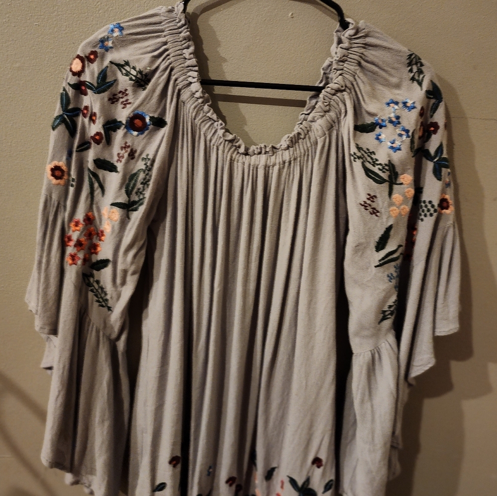 Embroidered flower hippie top with big belled sleeves